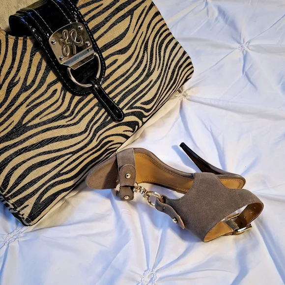 LINEAR ZEBRA SHOULDER BAG - Picture 11 of 13